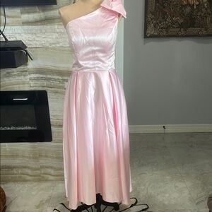 Elegant Pink New Without Tags One-Shoulder‎ Bow Strap Satin Dress. Size 8